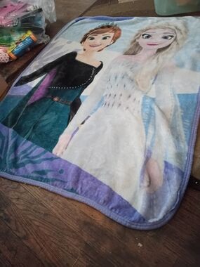 Kids Frozen-Themed Plush Throw Blanket - Purple & Blue